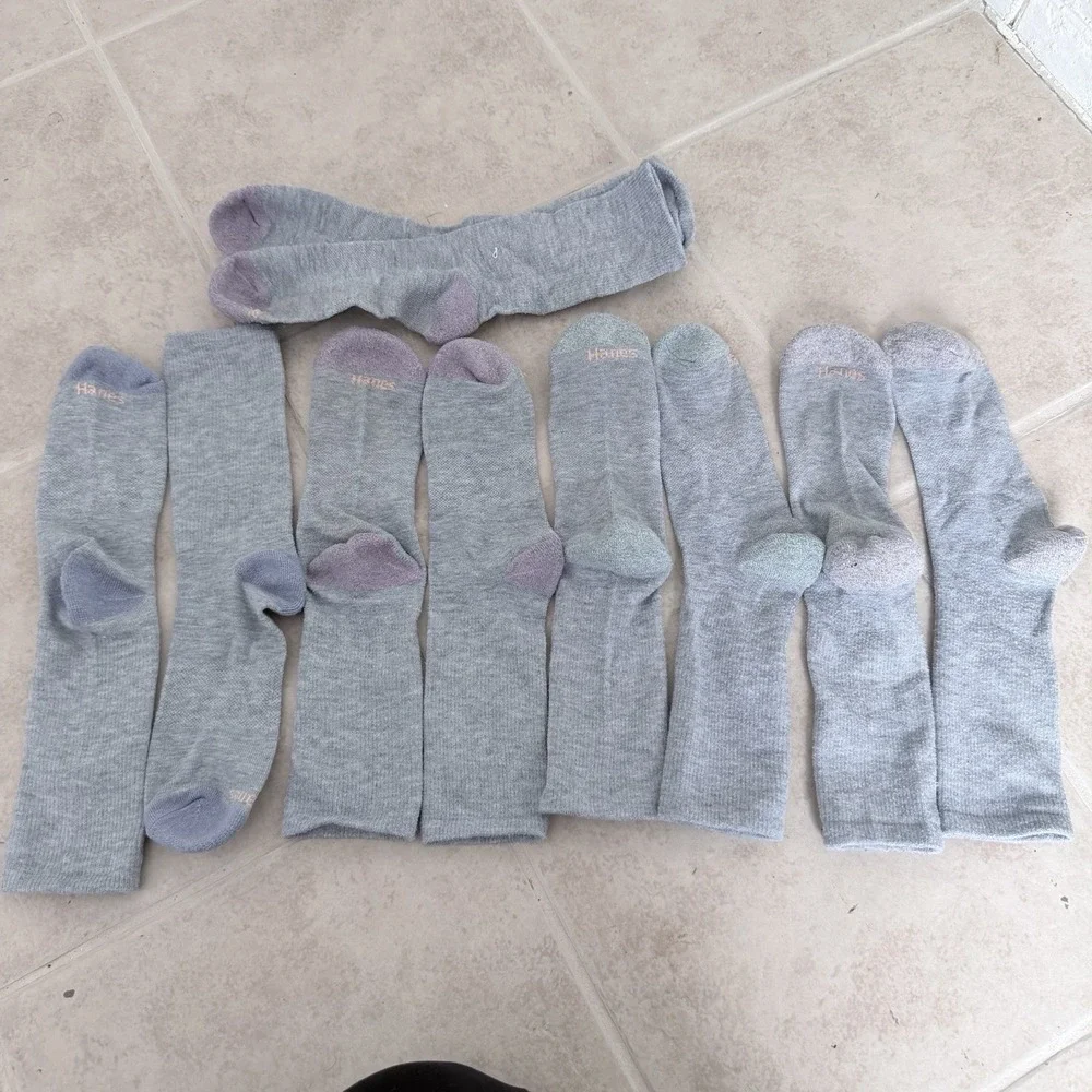 HANES WOMEN'S CREW SOCKS GRAY  SHOE SIZE‎ 5-9 -  5 Pair